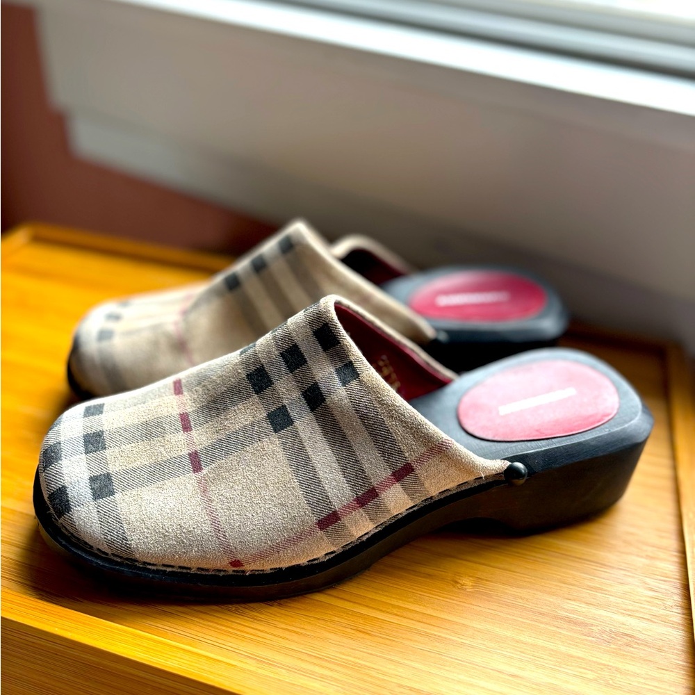 Vintage Burberry suede wooden clogs. Never worn! Amazing quality!